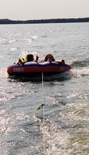 Es gibt viele Wassersportarten auf der Müritz, eine davon ist Kinder glücklich machen :-)